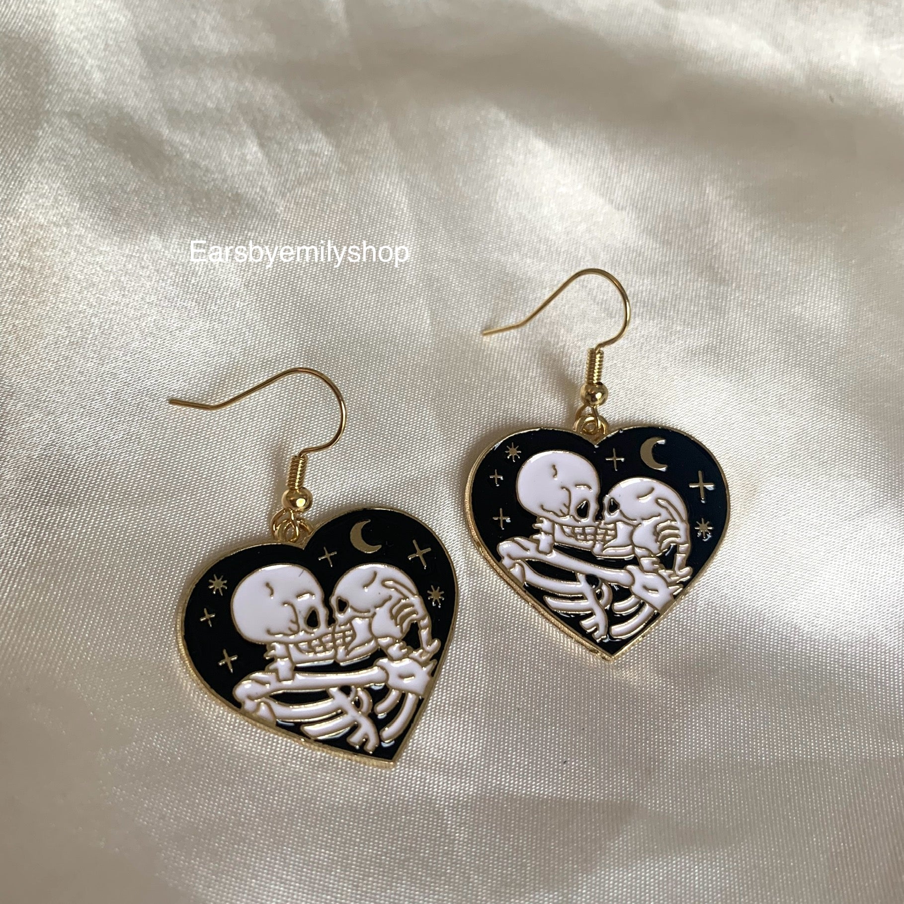 Black heart kissing skeleton dangle earrings