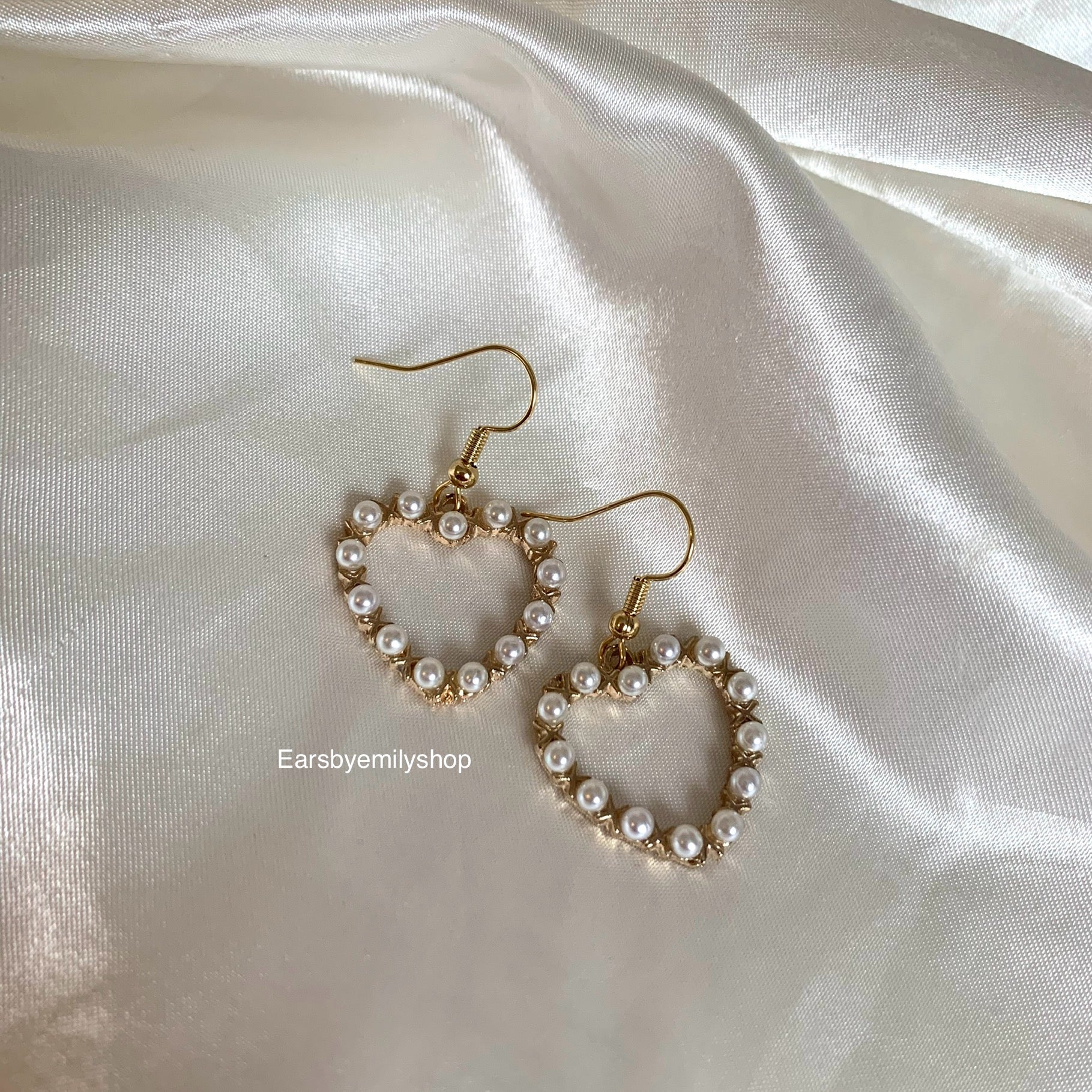 Faux gold white pearl heart dangle earrings