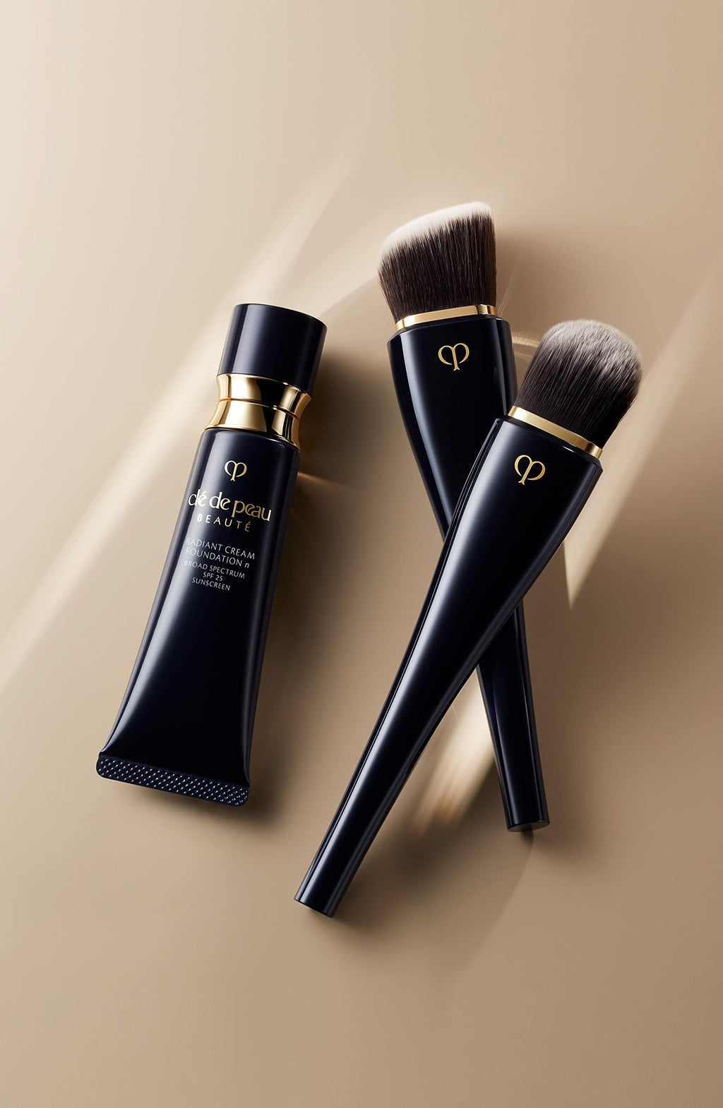 Clé de Peau Beauté Radiant Cream Foundation SPF 25 – Medium-to-Full Coverage, BF10