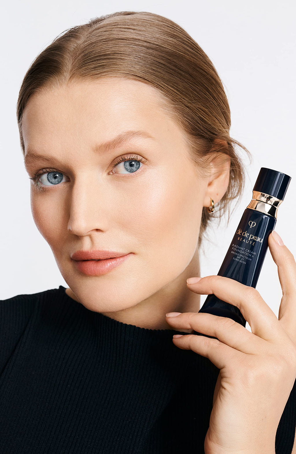 Clé de Peau Beauté Radiant Cream Foundation SPF 25 – Medium-to-Full Coverage, BF10