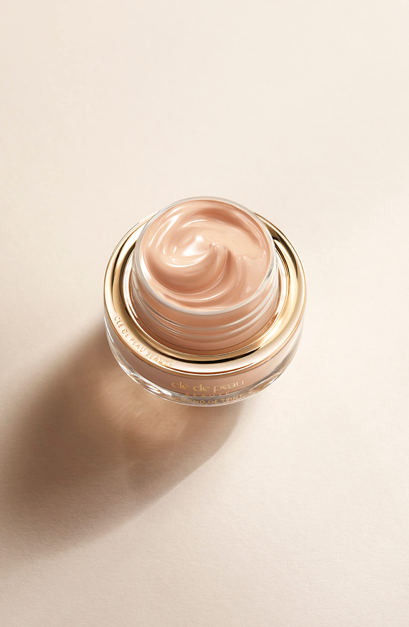 Clé de Peau Beauté The Foundation SPF 22, B20 Light Medium Beige – Radiant, Weightless Coverage