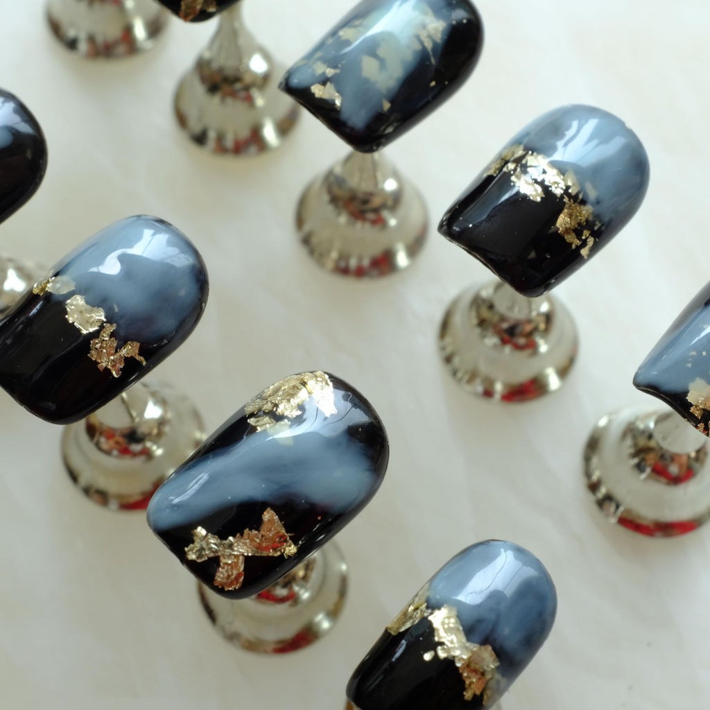 GLORS Short Square Press-On Nails – Black & Blue Marble with Gold Glitter, 10 Pieces (XS-SS)