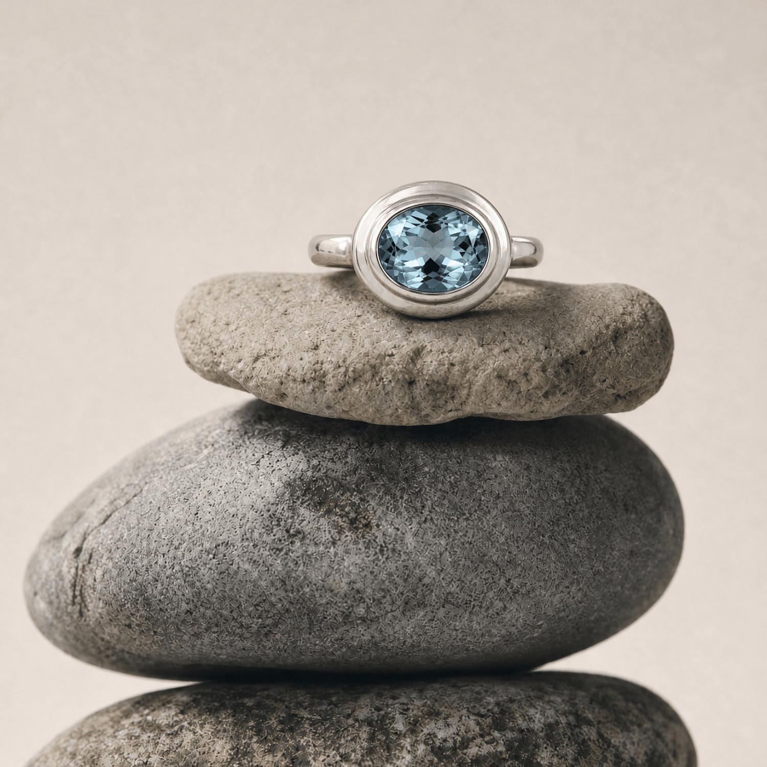 Oval-cut Sky Blue Topaz gemstone Ring - Avery